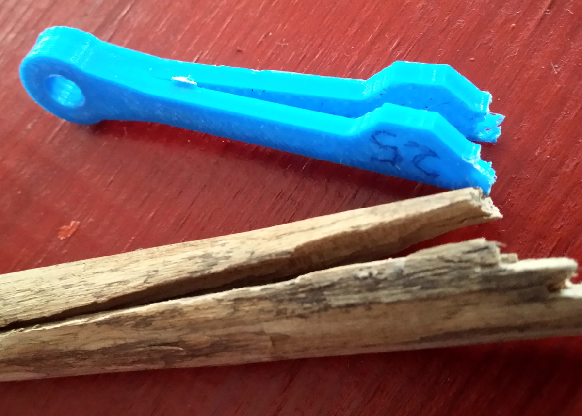 На фото – образцы дерева и 3D-печатного объекта, сломанных вдоль направления волокон