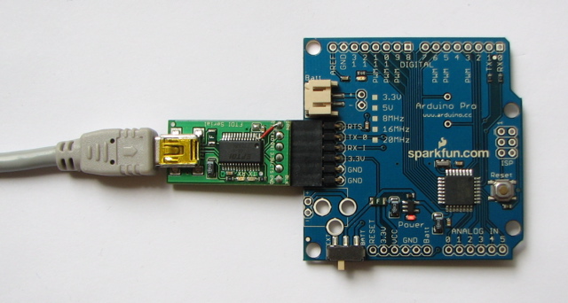 Arduino Pro, подключенная к (и питаемая) отладочной плате SparkFun FTDI Basic Breakout Board (прототипная версия) и USB-кабелю с разъемом Micro-B