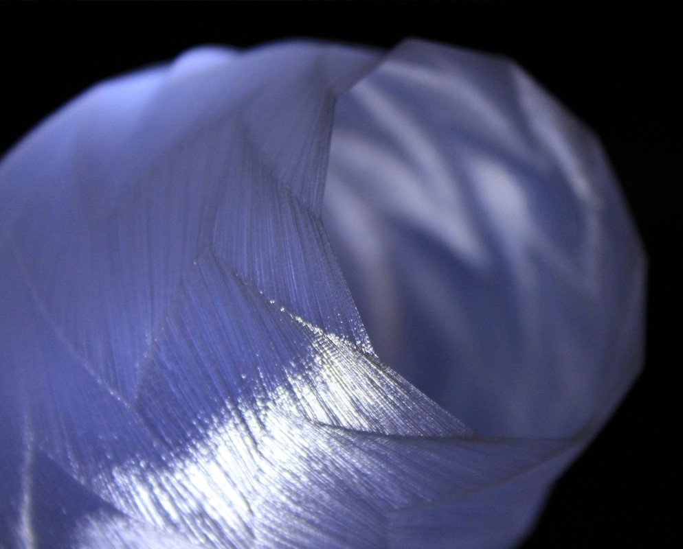 Тонкостенная ваза из Taulman 645 (крупным планом) © Бен Малуф (Ben Malouf)