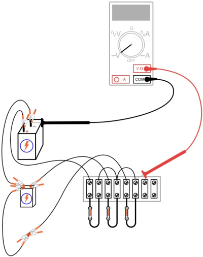 Рис. 4. Перемычки, ранее соединявшие извлечённую батарею с цепью среднего значения, соединяем друг с другом.
